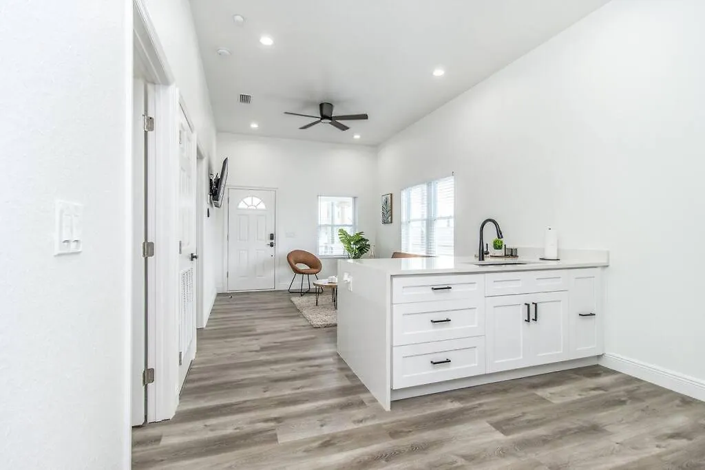 Cheerful 2-Bedroom Home With Free Parking/Wi-Fi Tampa