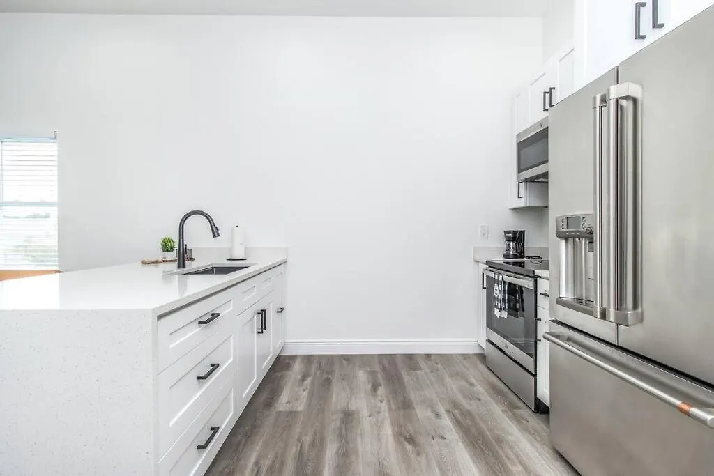 Cheerful 2-Bedroom Home With Free Parking/Wi-Fi Tampa