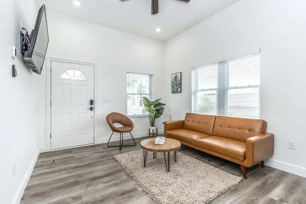 Cheerful 2-Bedroom Home With Free Parking/Wi-Fi Tampa 0*,